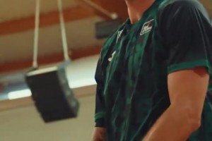 曾凡博上身篮网城市版球衣，这造型是真的帅！