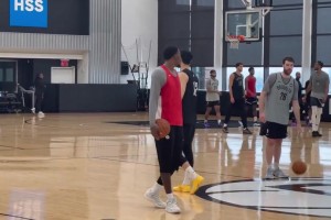 和队友处的不错！篮网训练营第二天，曾凡博和队友轻松沟通