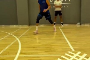 李小恒社媒： 在 Vako 努力工作的时候享用一些葡萄