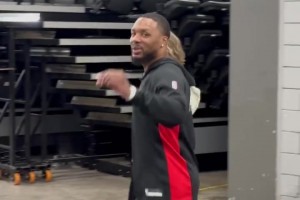 展示一下从杨瀚森这里学到的中文！利拉德来了句：早上好！