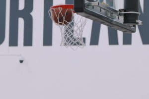 这手活实在太柔和了！杨瀚森队内训练，两人包夹下反手上篮命中！