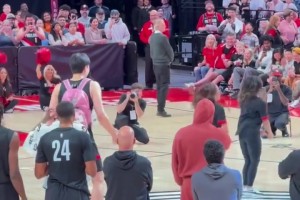 太老实了！杨瀚森全神贯注盯着啦啦队的动作，并认真模仿跳了起来