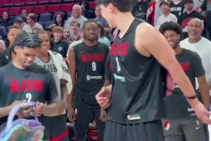 太可爱了开拓者球迷嘉年华，杨瀚森背书包学跳舞