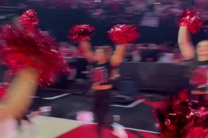 人气真的可以！杨瀚森球迷日出场，受到大伙儿热烈欢迎！