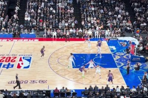 太紧张了？曾凡博全场唯一一次持球进攻的机会，运球卡在腰上了！