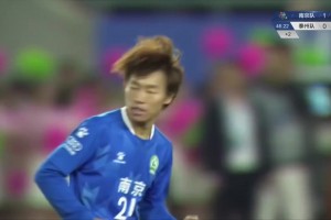 泰山先拔头筹！黄政宇禁区外远射破门随后一路滑跪怒吼