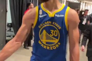 开门红！库里赛后球员通道念叨：第一场拿下，还有81场！