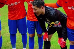 泰山队临阵替换首发，赛前韩鹏表情严肃